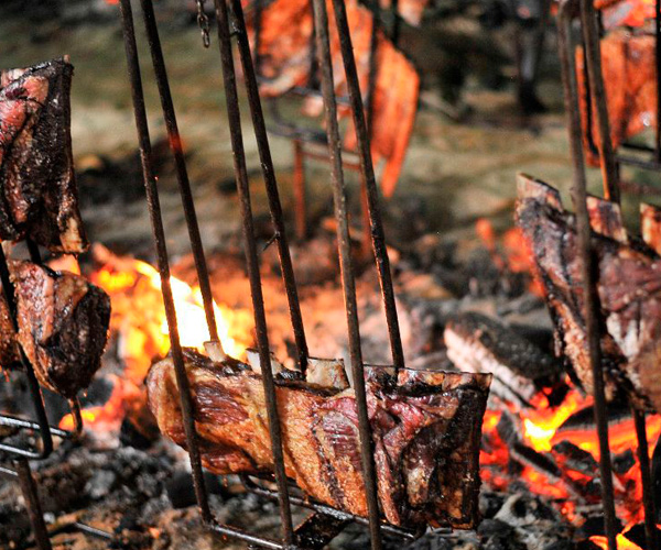 Festival Chão e Brasa reúne churrasco e música em Goiânia